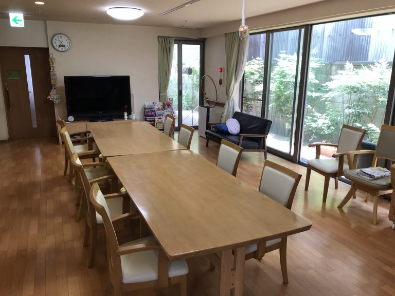 亀有ホームの日当たりの良いリビングと食卓