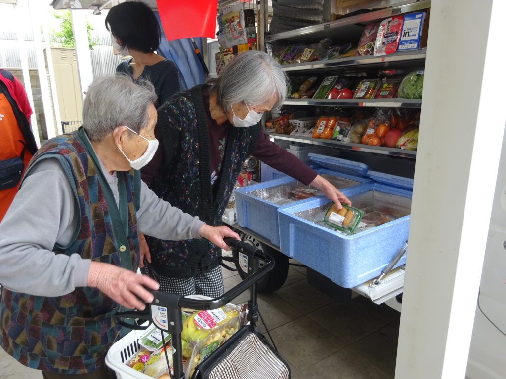 入居者さんが、お店の棚から自分で商品を選んでいます