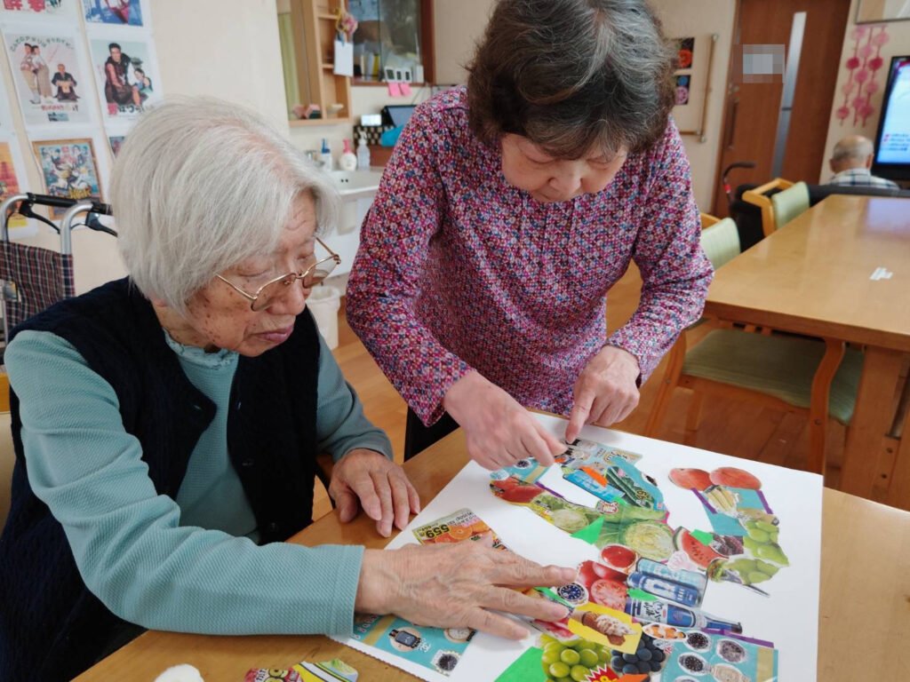 亀有ホームで、入居者さんが貼り絵の工作をしている様子