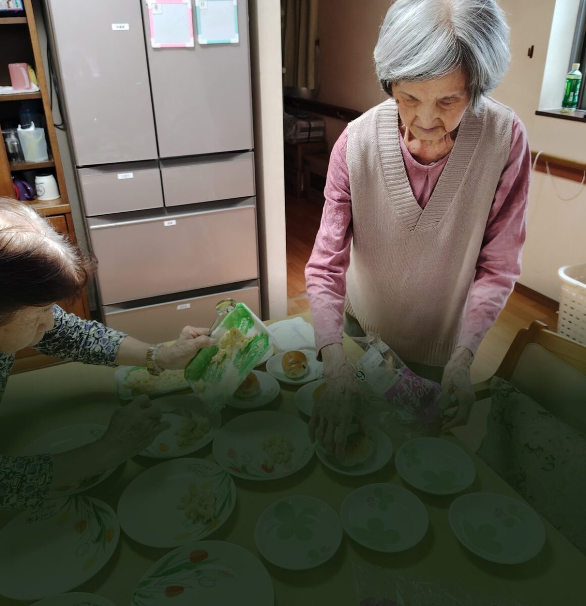 お皿に料理を盛り付ける入居者さん、屋上で洗濯物を干す入居者さん、フライパンで調理する入居者さん
